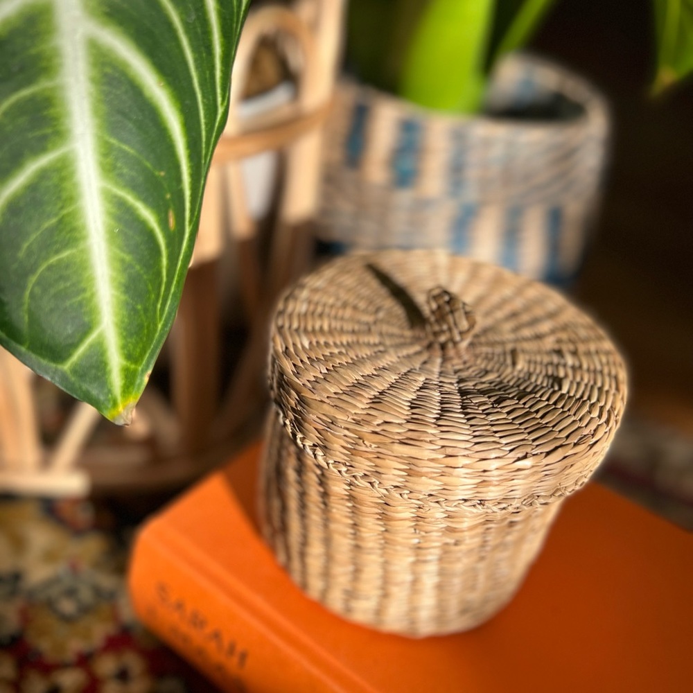 Rattan basket with lid round natural vintage